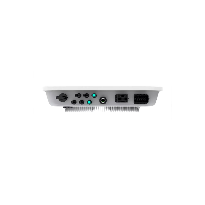 Hvid Huawei hybrid inverter til solcelleanlæg i minimalistisk design set nedefra hvor alle el-indgangende er placeret